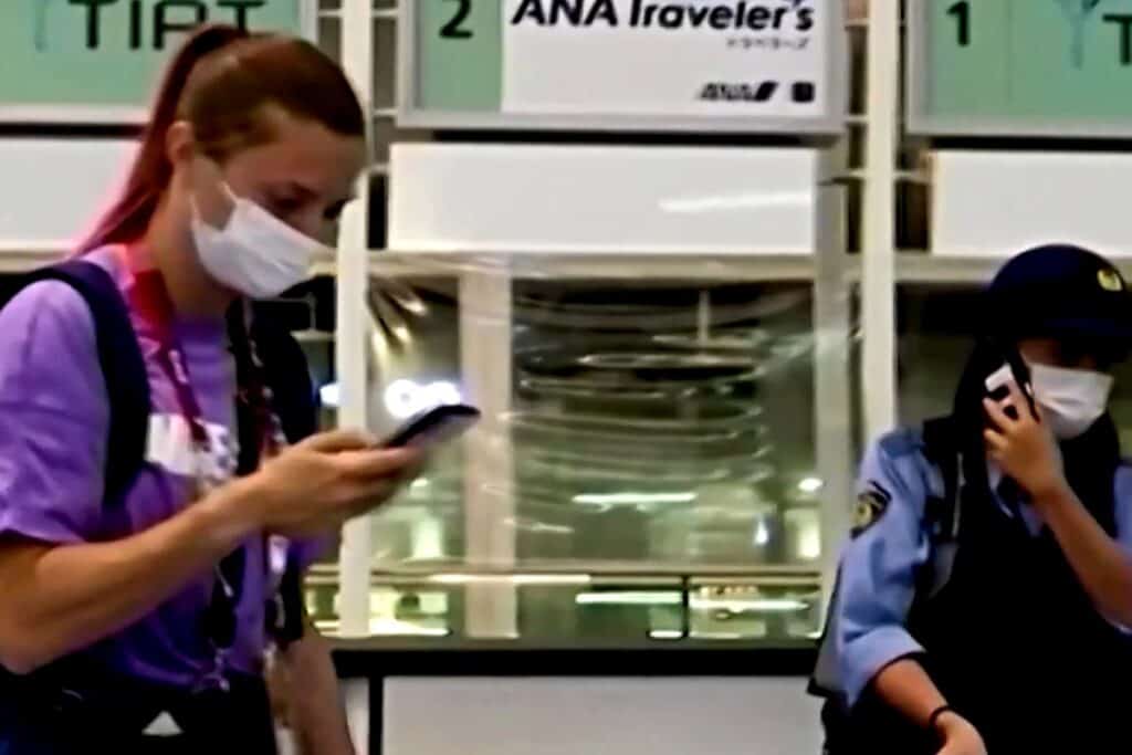 Krisţina Ţimanuskaia pe aeroport. foto: captura video Youtube