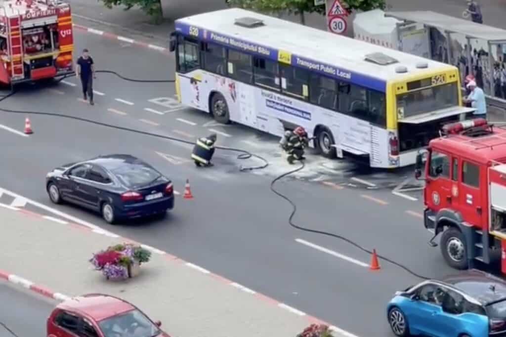 Un autobuz plin cu călători a luat foc, în Sibiu. Pompierii au reușit să lichideze incendiul