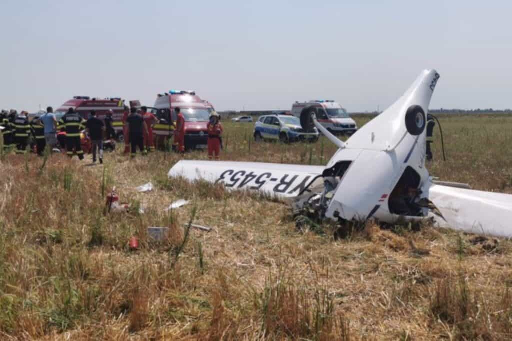 Avion privat, prăbușit la Chitila. Două persoane rănite au fost transportate la spital