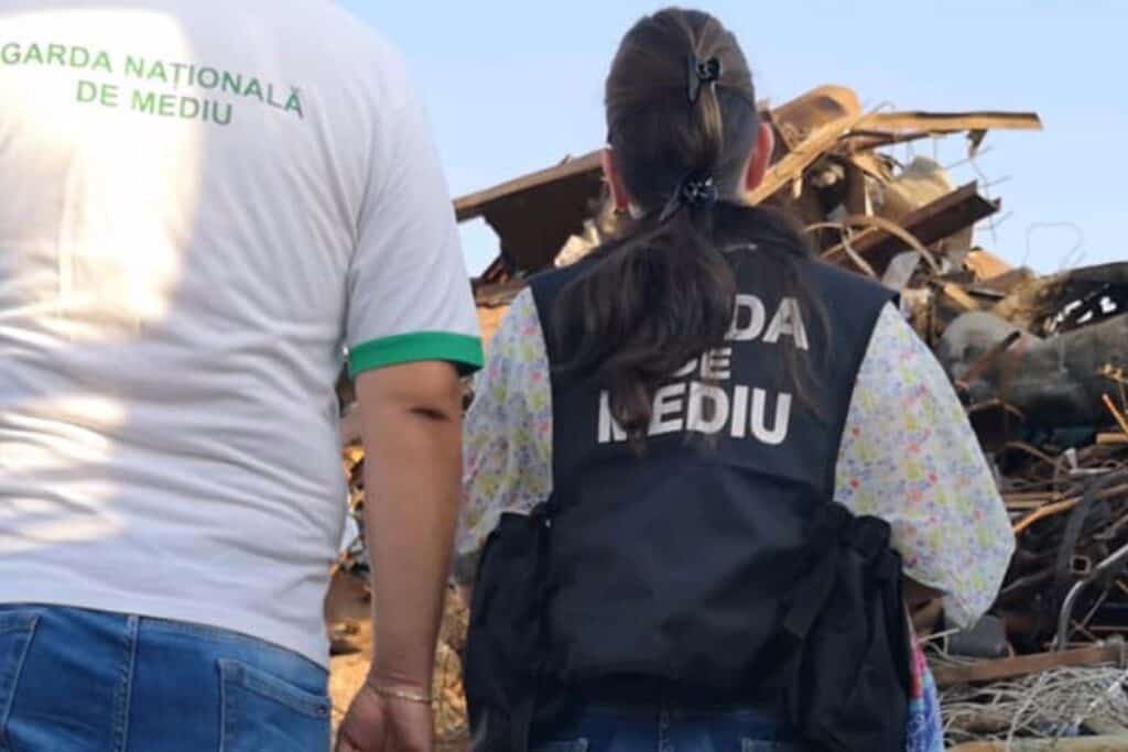 Peste 1000 de tone de deșeuri, descoperite de Garda de Mediu Constanța, pe o barjă, returnate în Serbia