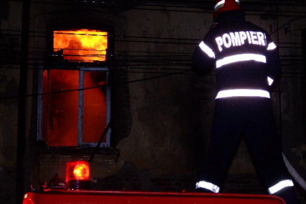 Trei case din Buzău au luat foc. O persoană, scoasă din locuință de pompieri