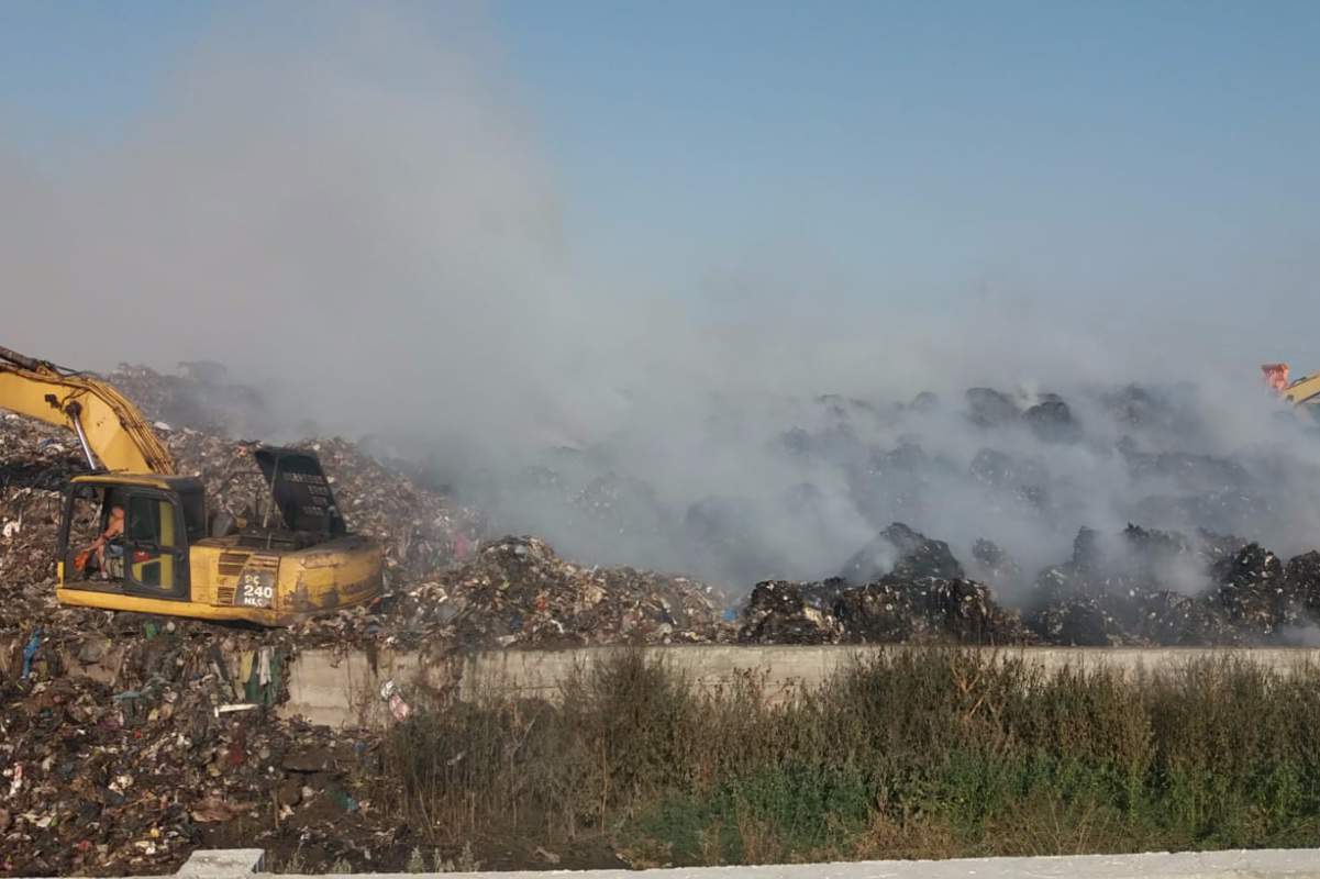 La Călărași, pompierii luptă să stingă un incendiu izbucnit la un depozit de deșeuri