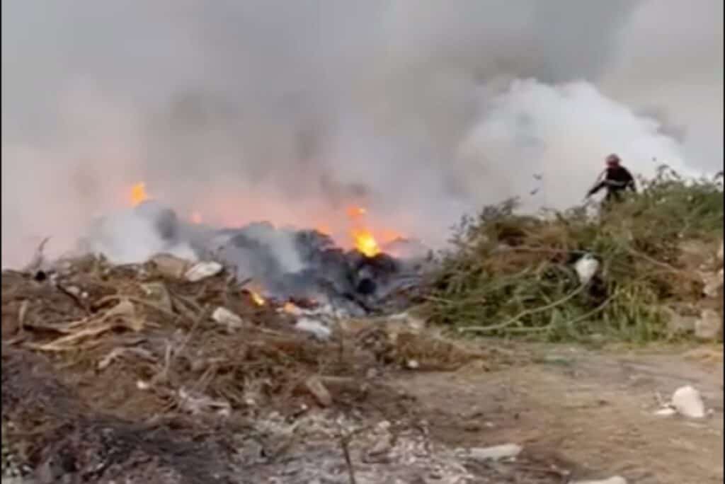 Argeș: Incendiu pe un câmp de 500 de metri pătrați, acoperit cu gunoaie