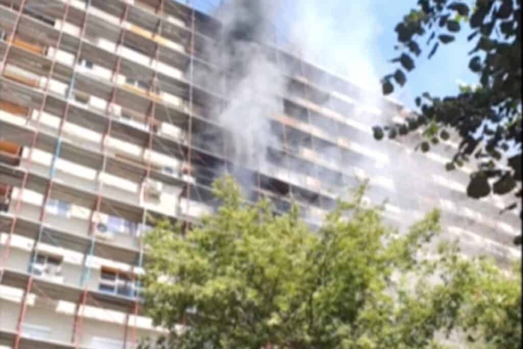 Un pompier a leșinat la intervenția din Calea Rahovei, din cauza fumului și căldurii extreme