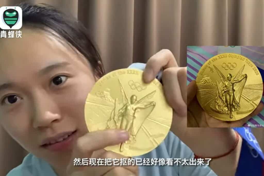O sportivă chineză se plânge că i se cojeşte medalia de aur cucerită la Tokyo - captură video youtube