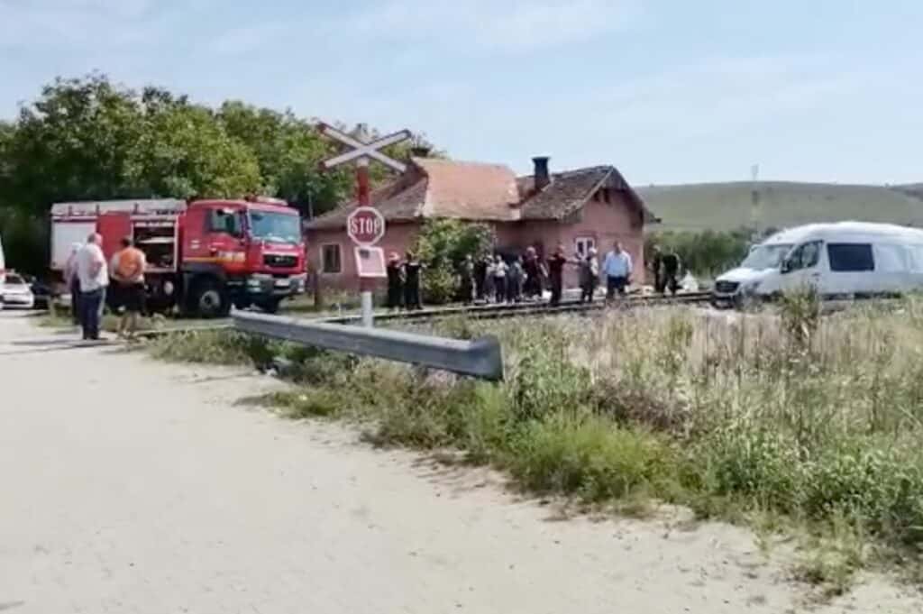 Cluj: 8 persoane rănite, după ce un microbuz a fost lovit de tren. A fost activat Planul Roșu de intervenție