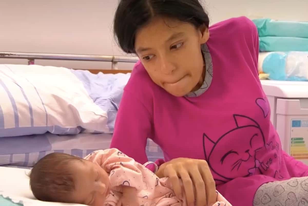 Naștere miraculoasă: O tânără ce cântărește 27 kg și are doar 1,2 metri înalțime, cu un sindrom genetic, a adus pe lume o fetiță, la Spitalul Universitar București
