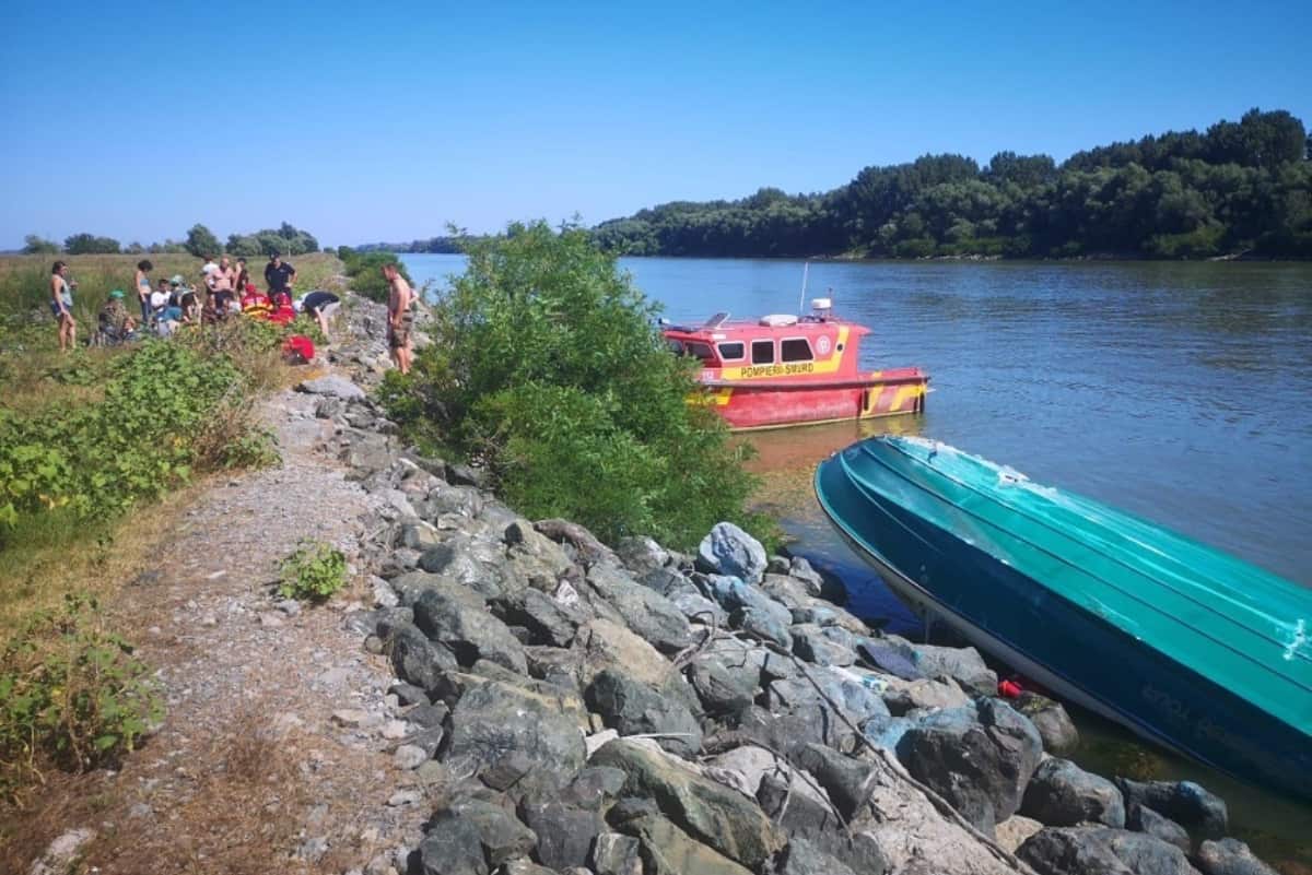 Șalupă cu 18 persoane, dintre care 5 copii, răturnată pe brațul Sulina