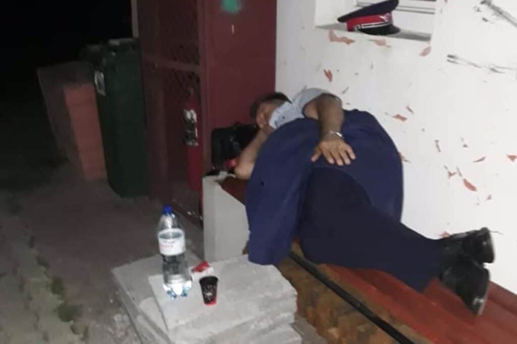 Un angajat CFR se revoltă: Șefii de tren,nevoiți să doarmă pe bancă, în gara din Deda