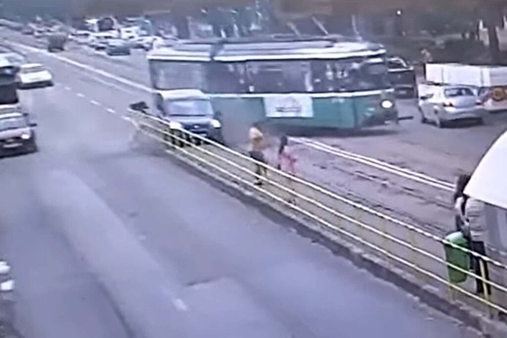 Iași: Tramvai deraiat, după o ciocnire violentă cu un autoturism. foto: captură cameră de supraveghere