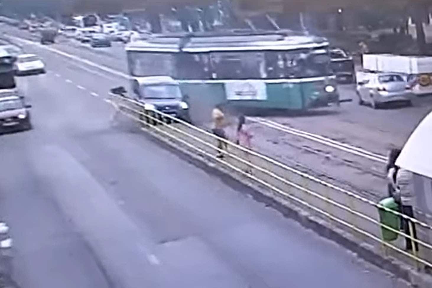 Iași: Tramvai deraiat, după o ciocnire violentă cu un autoturism. foto: captură cameră de supraveghere