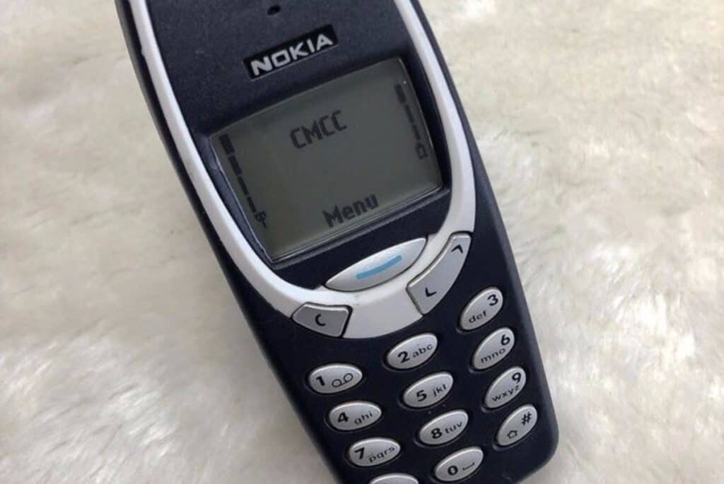 Un chirurg a scos un telefon mobil din... stomacul unui deținut