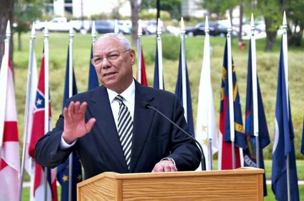 Colin Powell a murit