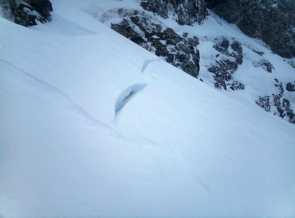 Traseele montane din munţii Făgăraş au fost închise. Pe valea Bâlea, doi schiori au declanşat o avalanşă