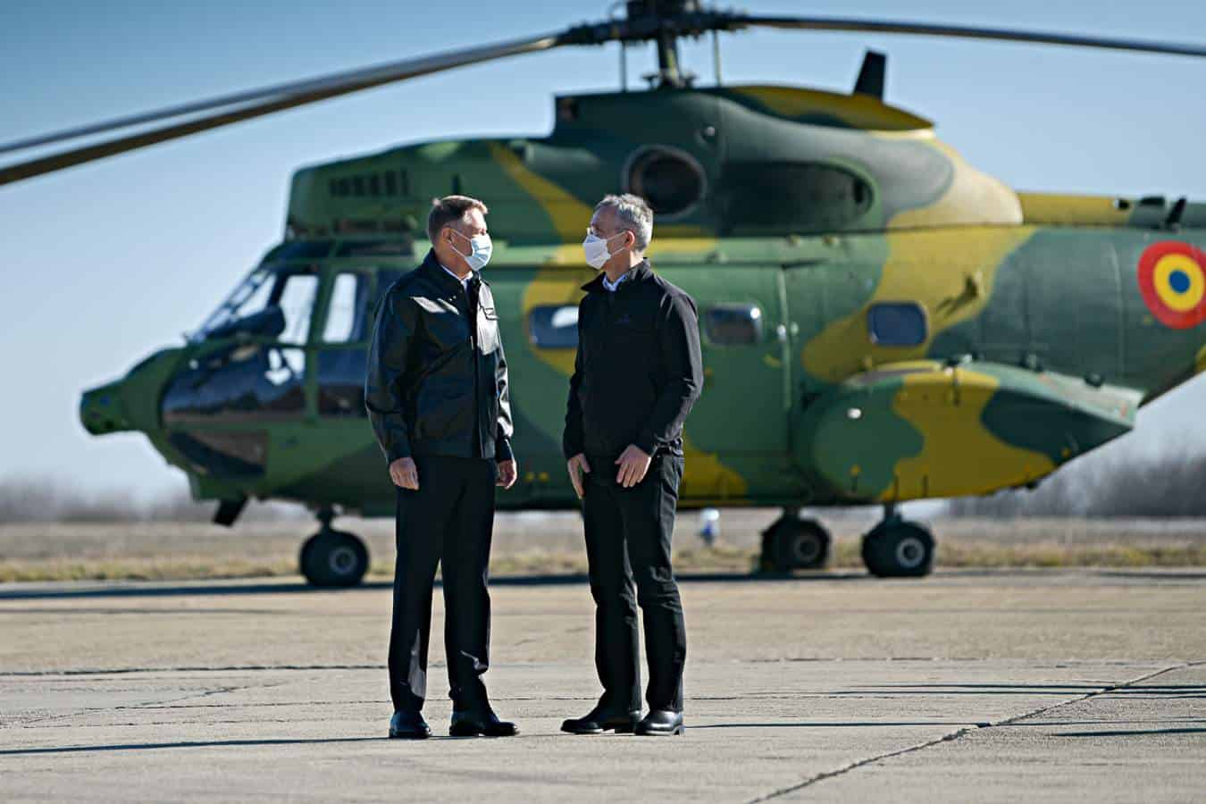 Klaus Iohannis și Jens Stoltenberg, președintele NATO, în vizită la Baza Militară Mihail Kogălniceanu. Sursa foto: presidency.ro
