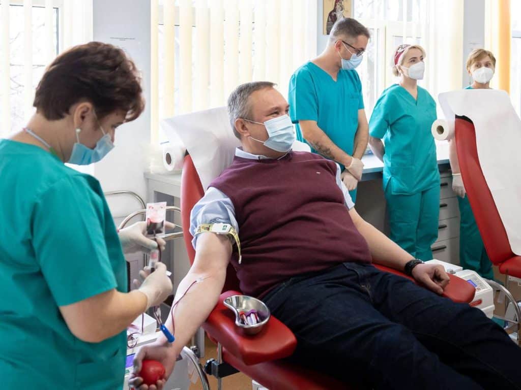Campanie de donare de sânge în București. Premierul Ciucă, printre primii donatori. Sursa foto: Guvern