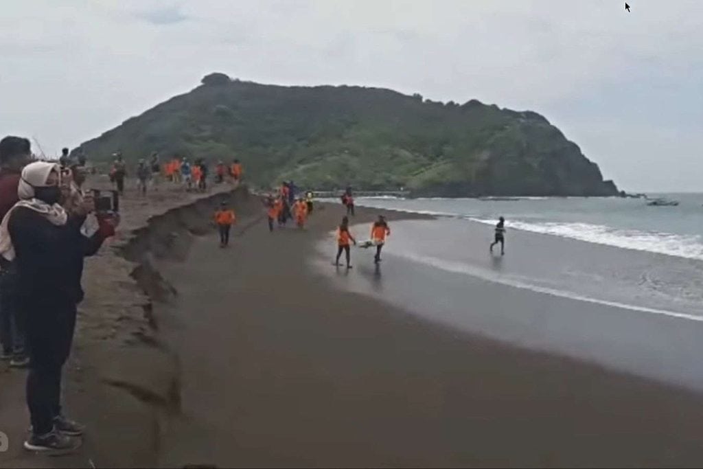 Tragedia s-a produs pe plaja Payangan, în provincia Java de Est. Sursa foto: captura video