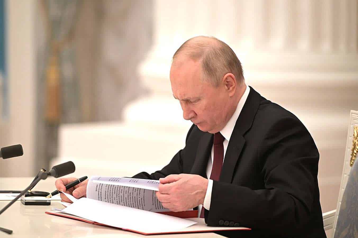Armata rusă intră în Ucraina, prin regiunile separatiste, recunoscute de Putin. ”Misiune de menținere a păcii” cu blindate și armament greu. Sursa foto: Kremlin