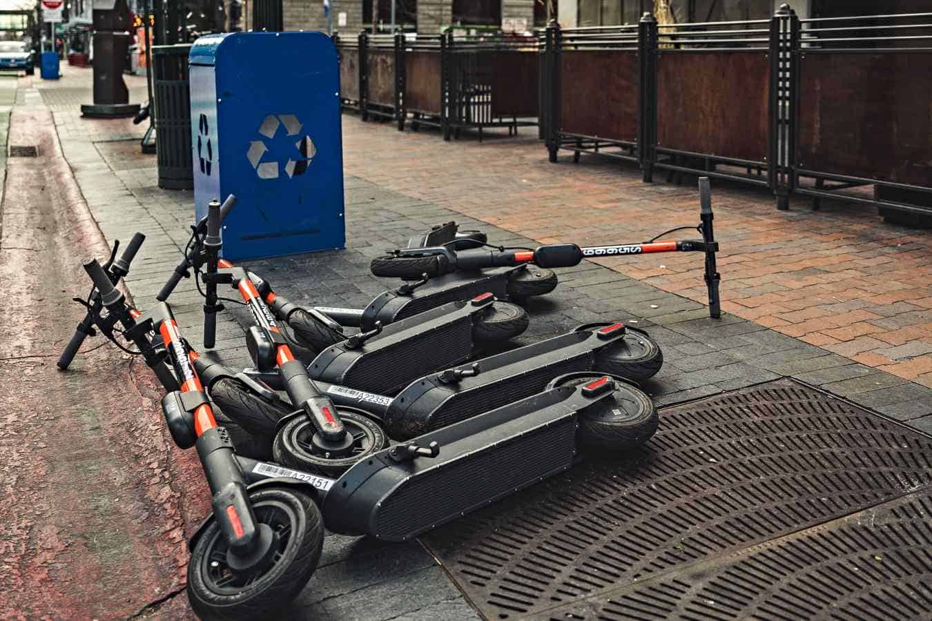 Proprietarii de trotinete electrice vor fi obligați să dețină un nou document. Sursa foto: Pexels