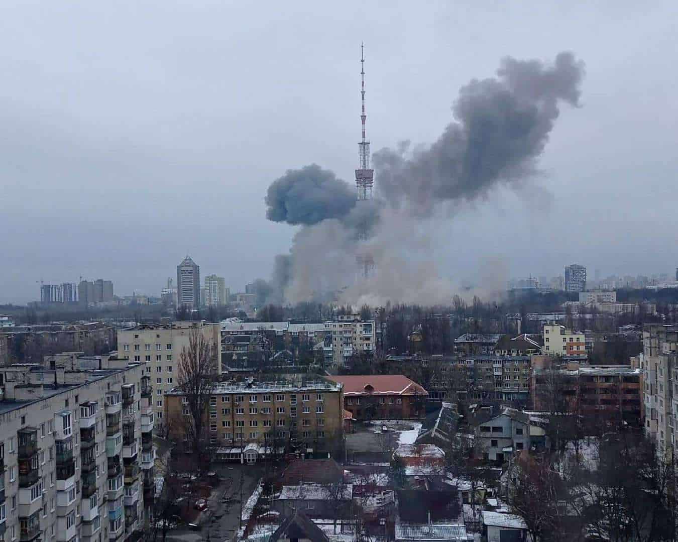 Turnul de televiziune din Kiev a fost bombardat. Rusia anunță că va lovi clădiri civile. Sursa foto: Twitter, Anastasiia