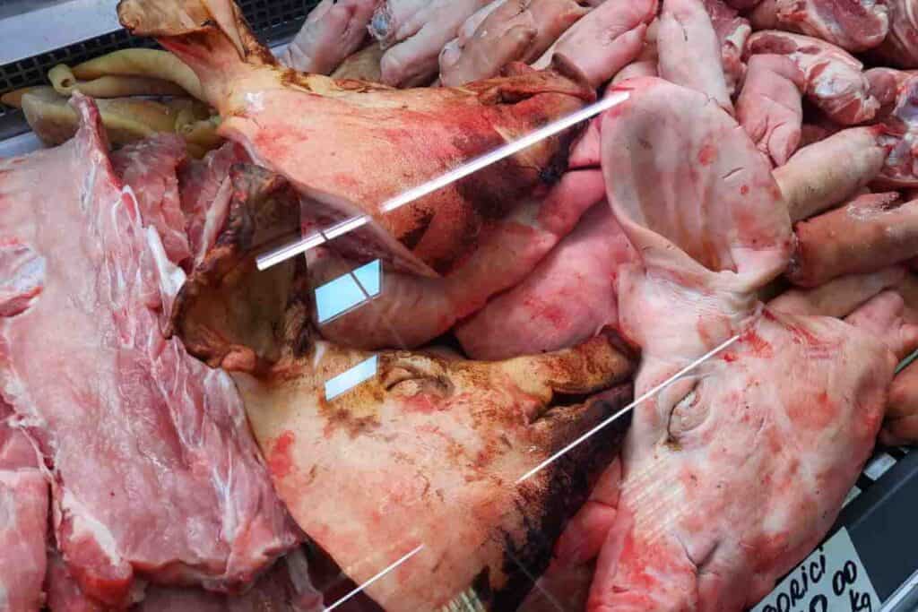 România este în pericol să rămână fără carne în magazine: Scumpă și puțină. Sursa foto: stiripescurt.ro
