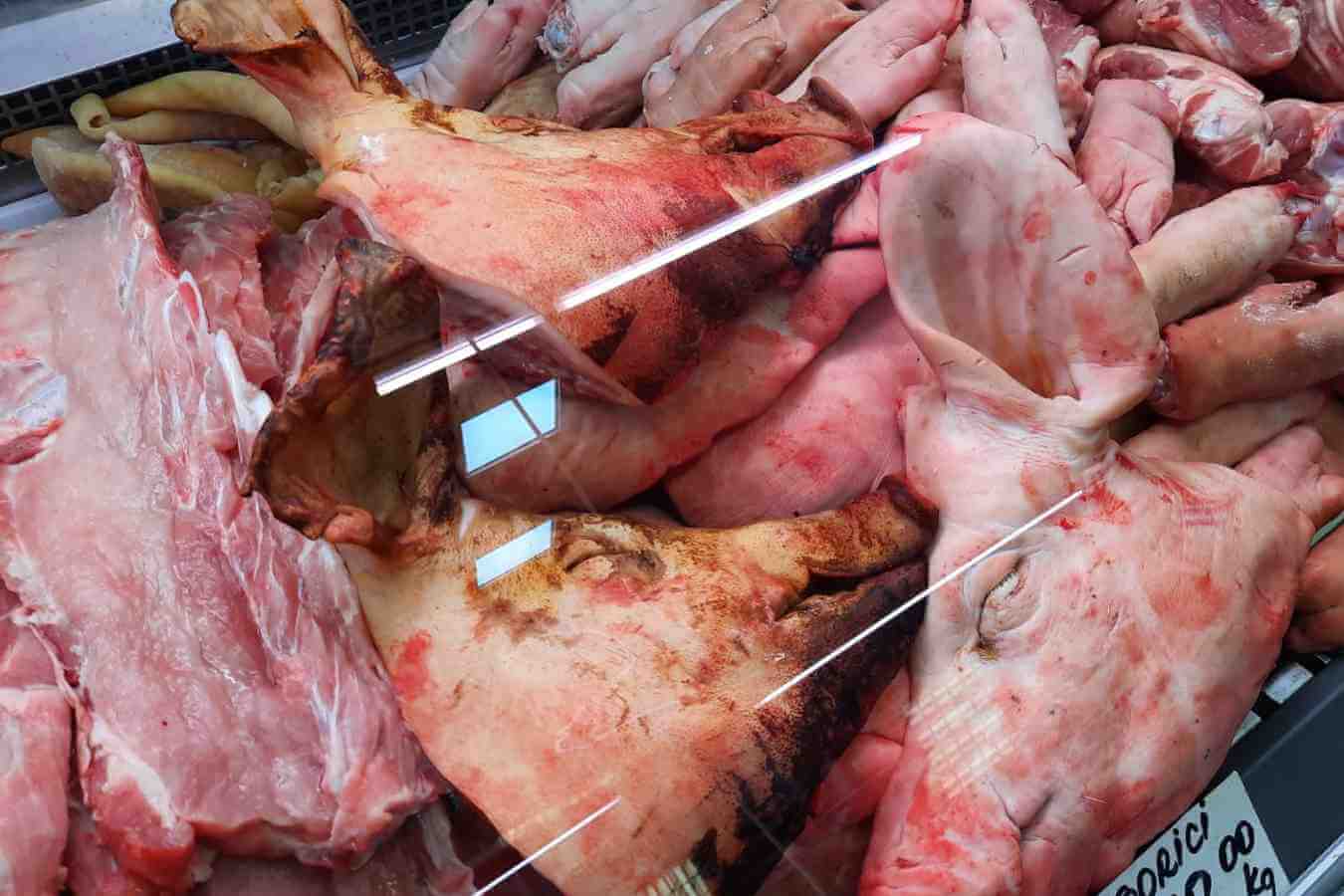 România este în pericol să rămână fără carne în magazine: Scumpă și puțină. Sursa foto: stiripescurt.ro