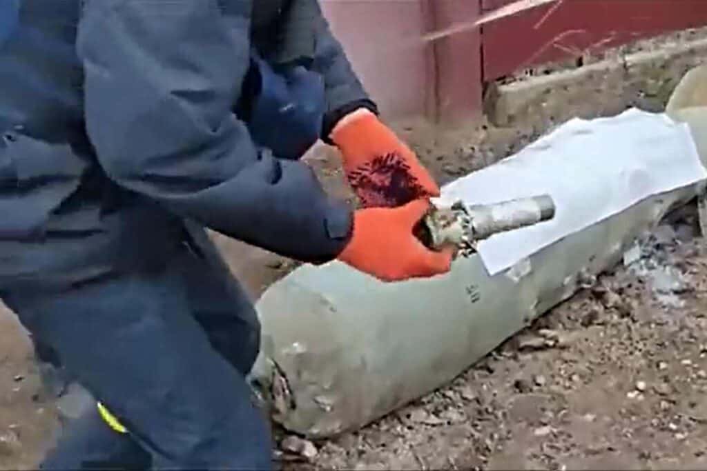 VIDEO Viral – Ucrainenii dezamorsează bombele rusesști... cu mâna și sticlă cu apă. Foto: captura video