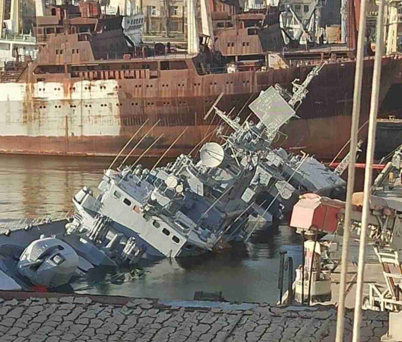 Ucraina și-a scufundat nava-amiral Sagaidachny ca să nu ajungă în mâinle rușilor. Sursa foto: Twitter/Joseph Dempsey