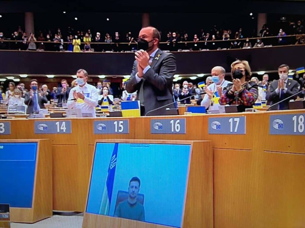 “Ne dăm viața pentru valori” - Lecție de patriotism dată de Zelenski, într-un Parlament European paralizat de emoție, susține Rareș Bogdan. Sursă foto: Rareș Bogdan, facebook