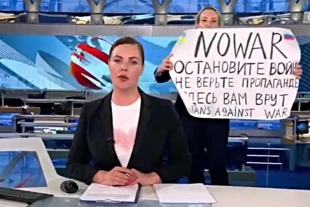 Curaj nebun pentru o rusoaică - VIDEO: A protestat în DIRECT în timpul știrilor, la televiziunea de stat de la Moscova. Sursa foto: captura video