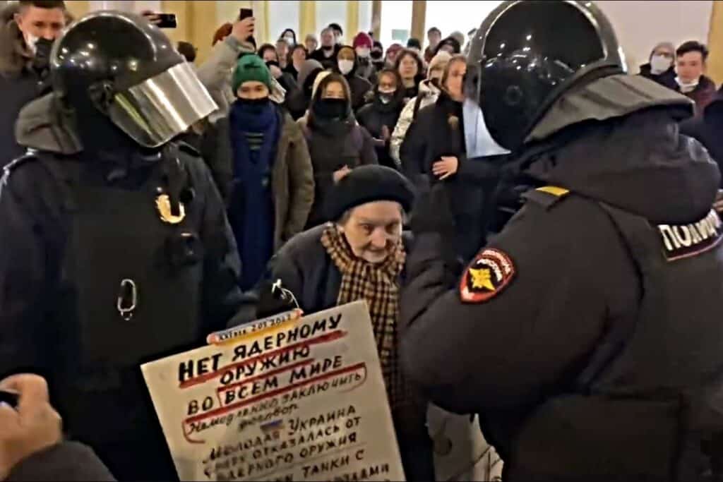 Șocant! Putin își arestează eroii! VIDEO - Supraviețuitoarea Asediului Leningradului, arestată. Sursa foto: captură Twitter