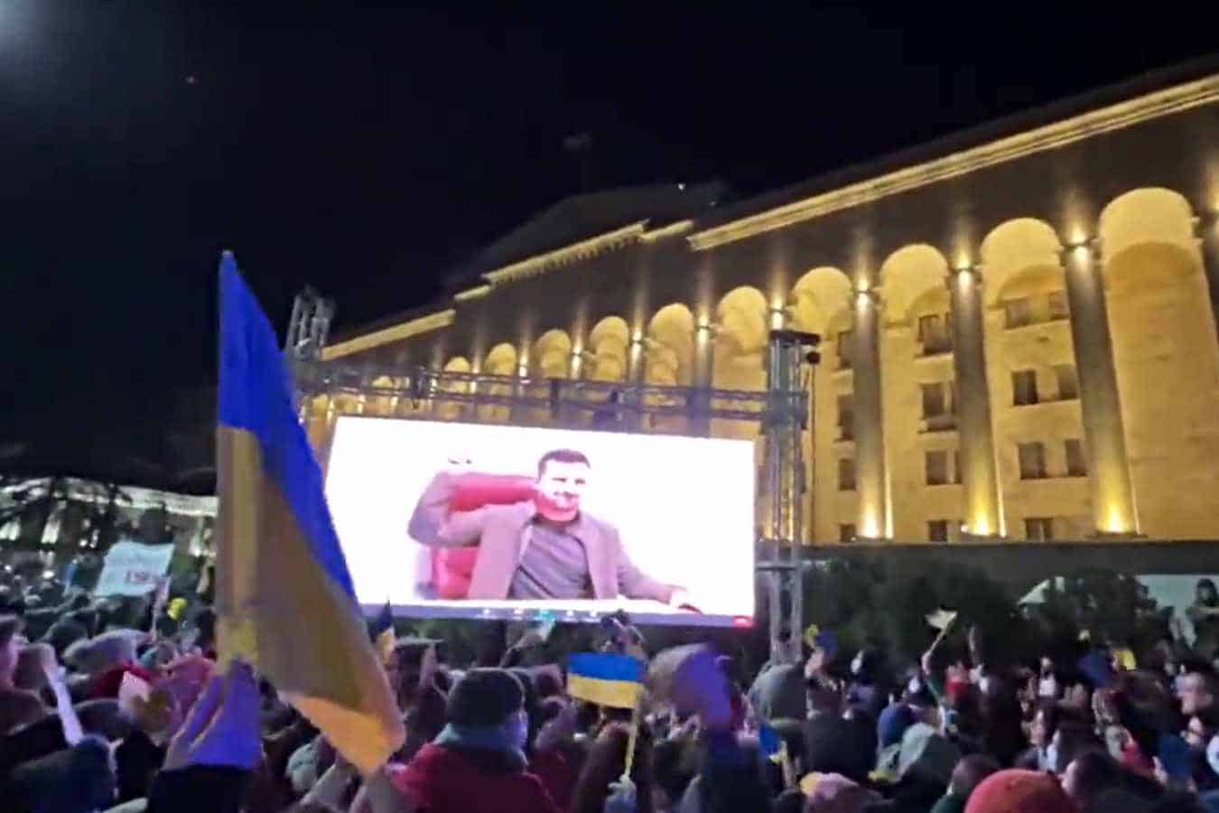 Zelenski, mesaje în direct la manifestanţiile din mai multe oraşe europene. Sursa foto: captura Twitter