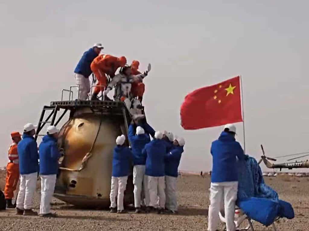Trei astronauţi chinezi s-au întors pe Pământ, după o perioadă record petrecută în spaţiu. Sursa foto: captură video