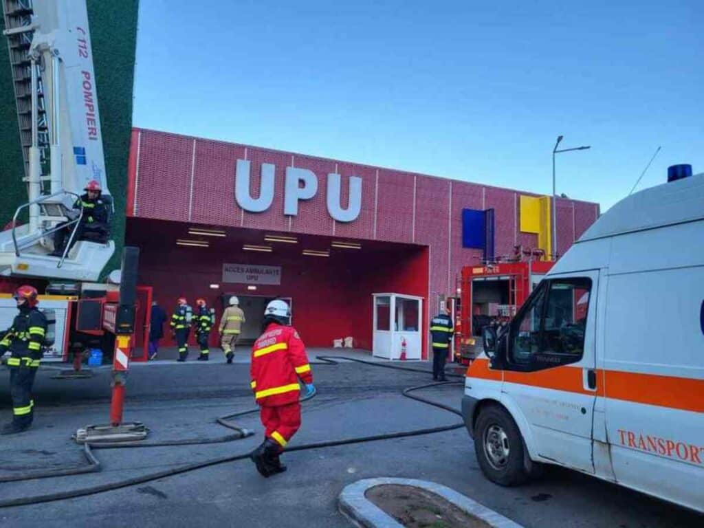 Incendiu la secția UPU, spitalul Bagdasar-Arseni. A ars acoperișul. Pacienții evacuați. Foto: ISUBIF