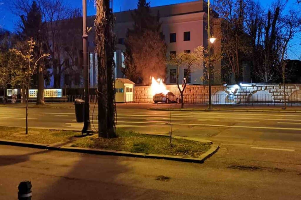Sinucidere la Ambasadei Rusiei din București. Un bărbat s-a izbit VIOLENT de porți. Sursa foto: facebook