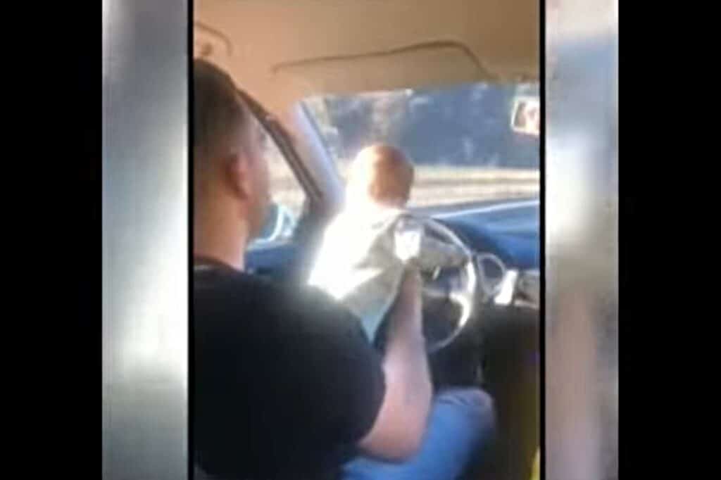 Un tată iresponsabil, cercetat pentru rele tratamente aplicate minorului. S-a filmat cu un bebeluş în braţe, pe volan