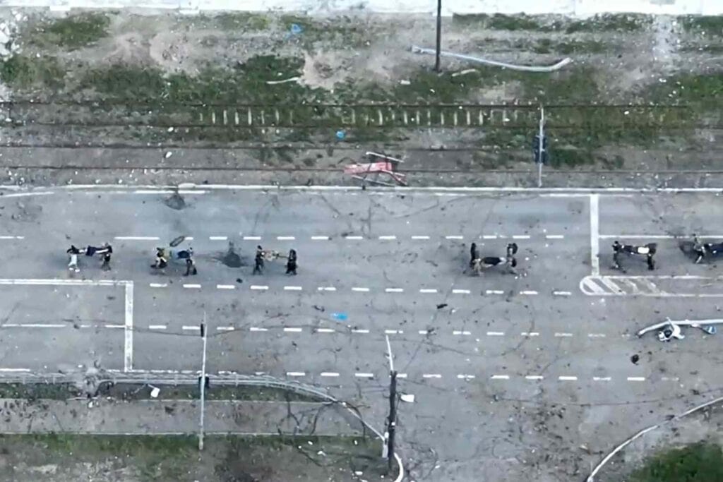 Combatanţii ucraineni de la Azovstal au capitulat şi s-au declarat prizonieri, anunţă Moscova. Sursa foto: captura video