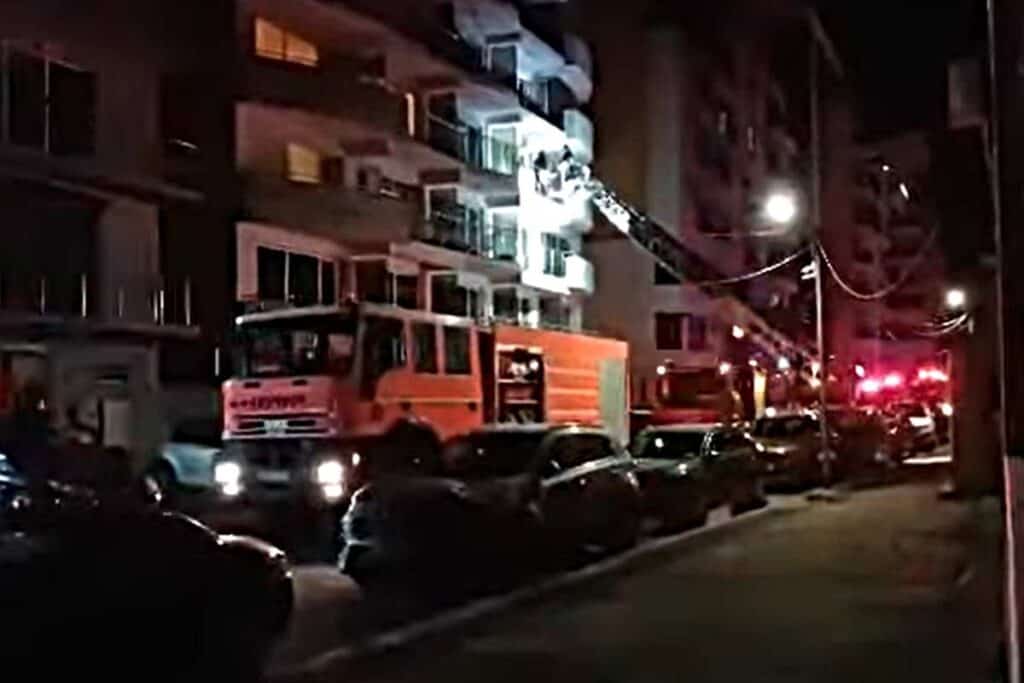 Incendiu la un hotel din Mamaia, plin de turiști. Sursa foto: captura video