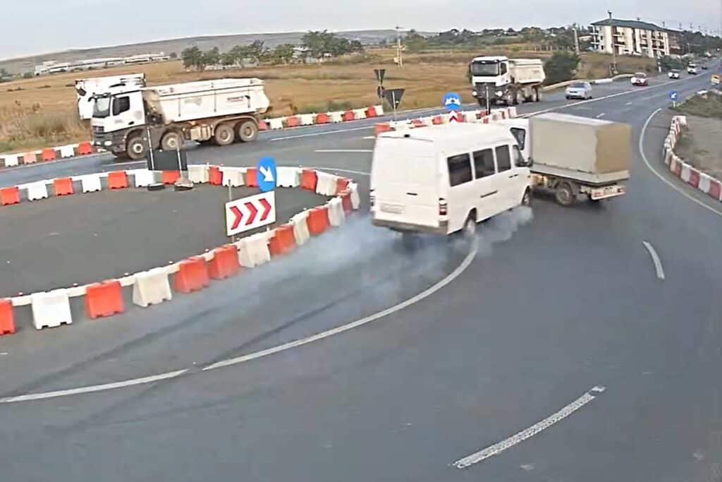 VIDEO - 8 oameni, inclusiv un băiat de 16 ani, au ajuns la spital, în urma unui accident cu victime multiple, la Leţcani