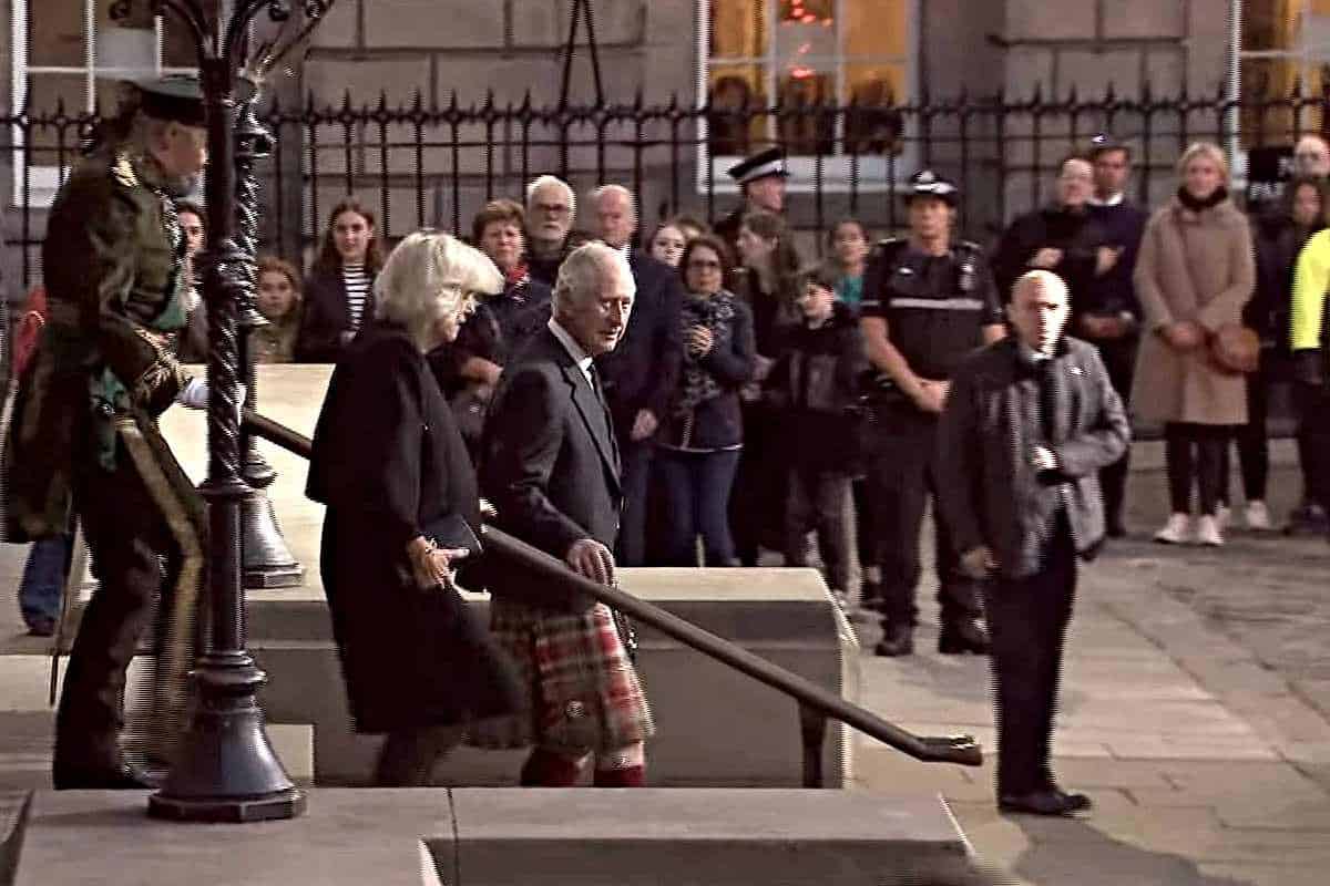 Regele Charles al III-lea şi Camilla, regina consoartă, vizitează marţi Irlanda de Nord