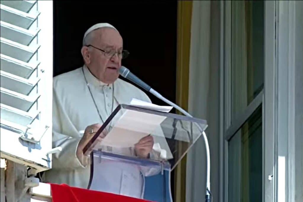 Papa Francisc l-a "implorat" pe preşedintele Putin să "oprească spirala violenţei"
