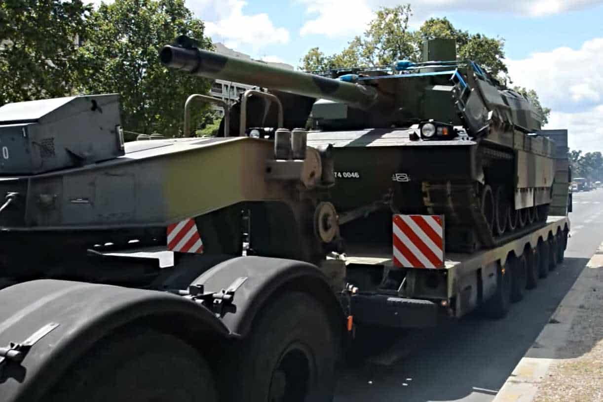 Primele două convoaie de vehicule blindate de luptă sunt în drum spre tabăra militară Cincu