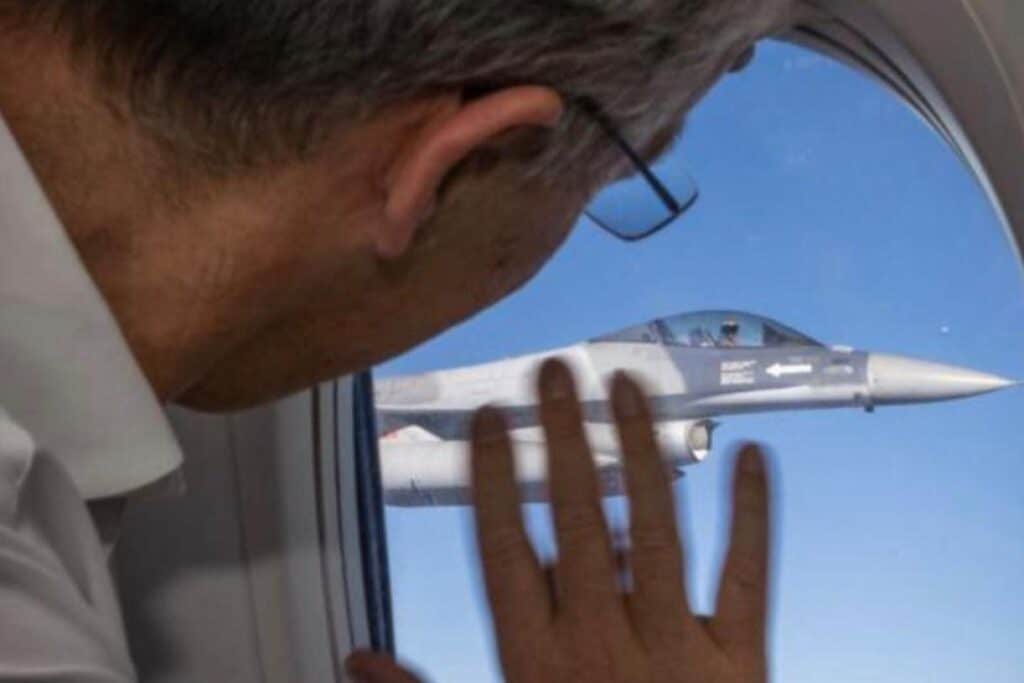 Jens Stoltenberg însoțit de avioane F16 Falcon