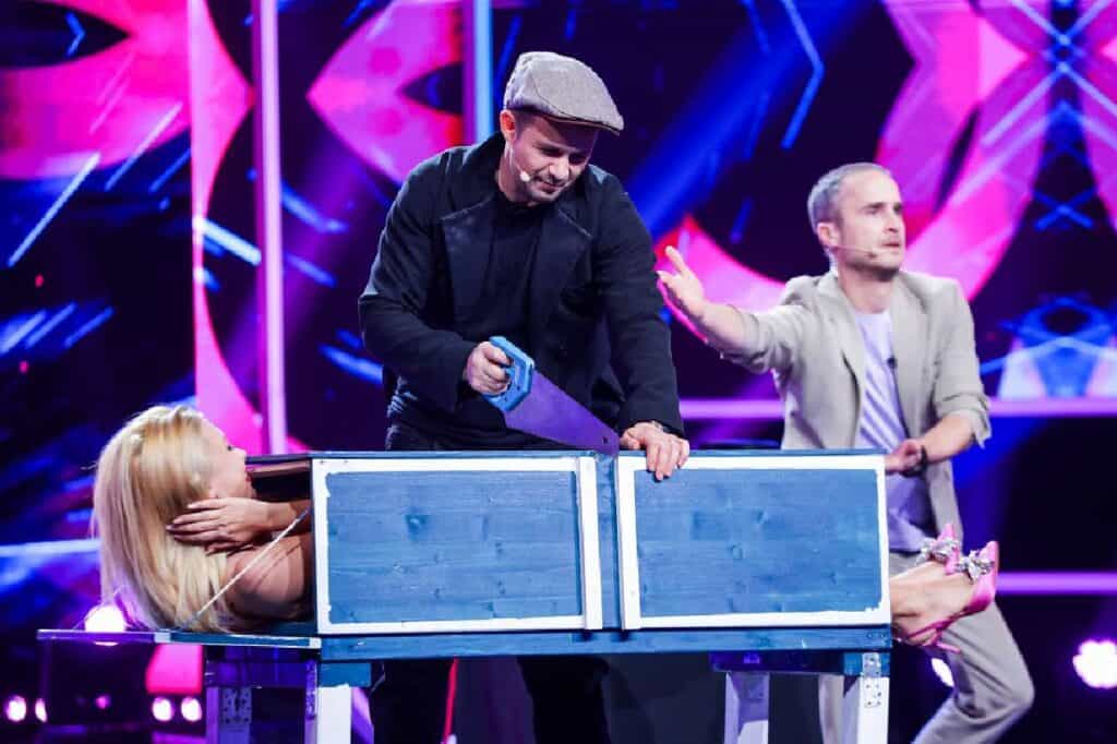 Andreea Bălan, show pe scena iUmor: A acceptat să fie asistenta lui Robert Tudor. Sursa foto: Antena 1