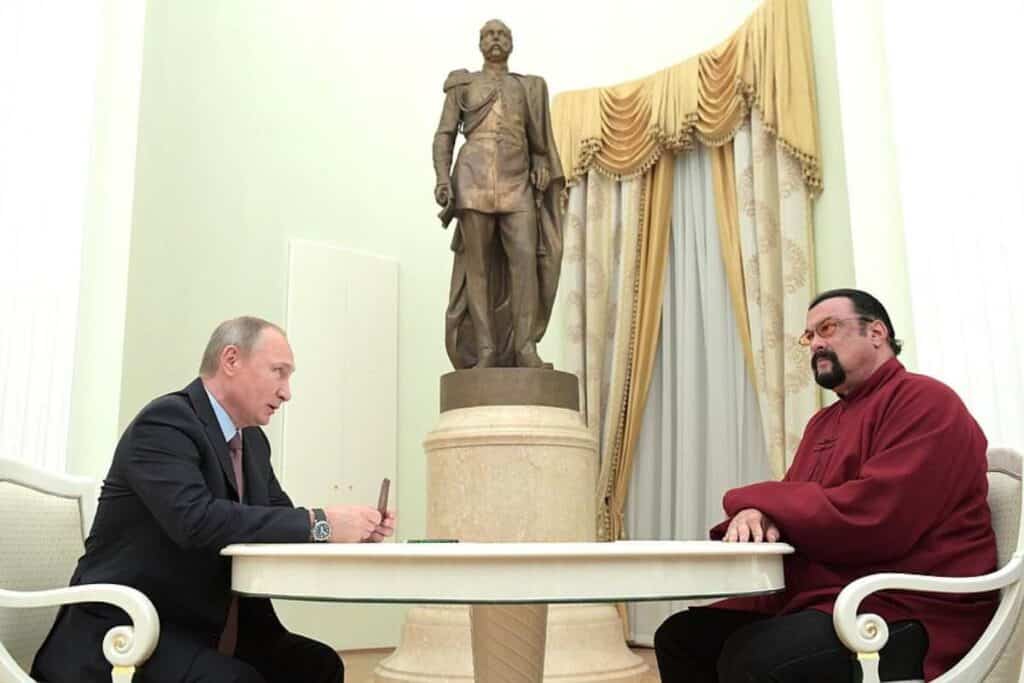 Steven Seagal, decorat de Putin, pentru susținerea războiului din Ucraina