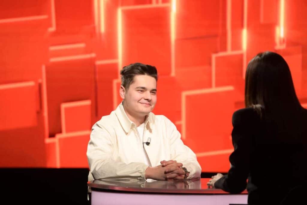 Selly, cel mai tânăr invitat de la “40 de întrebări cu Denise Rifai”. Sursa foto: Kanal D
