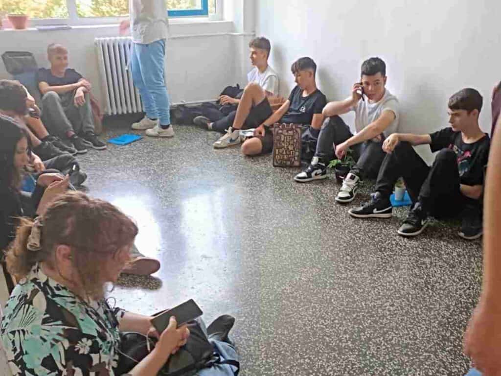 Elevi așteptând încheierea mediilor