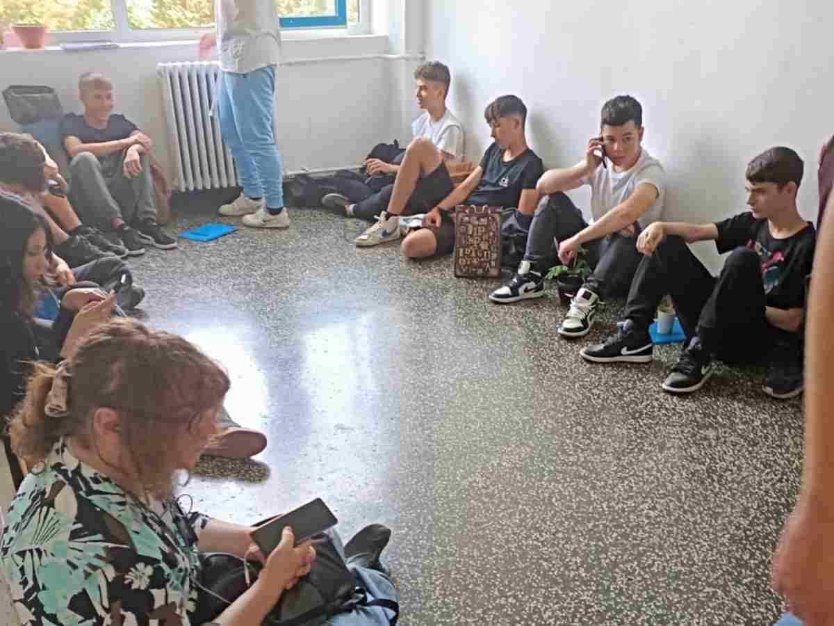 Elevi așteptând încheierea mediilor
